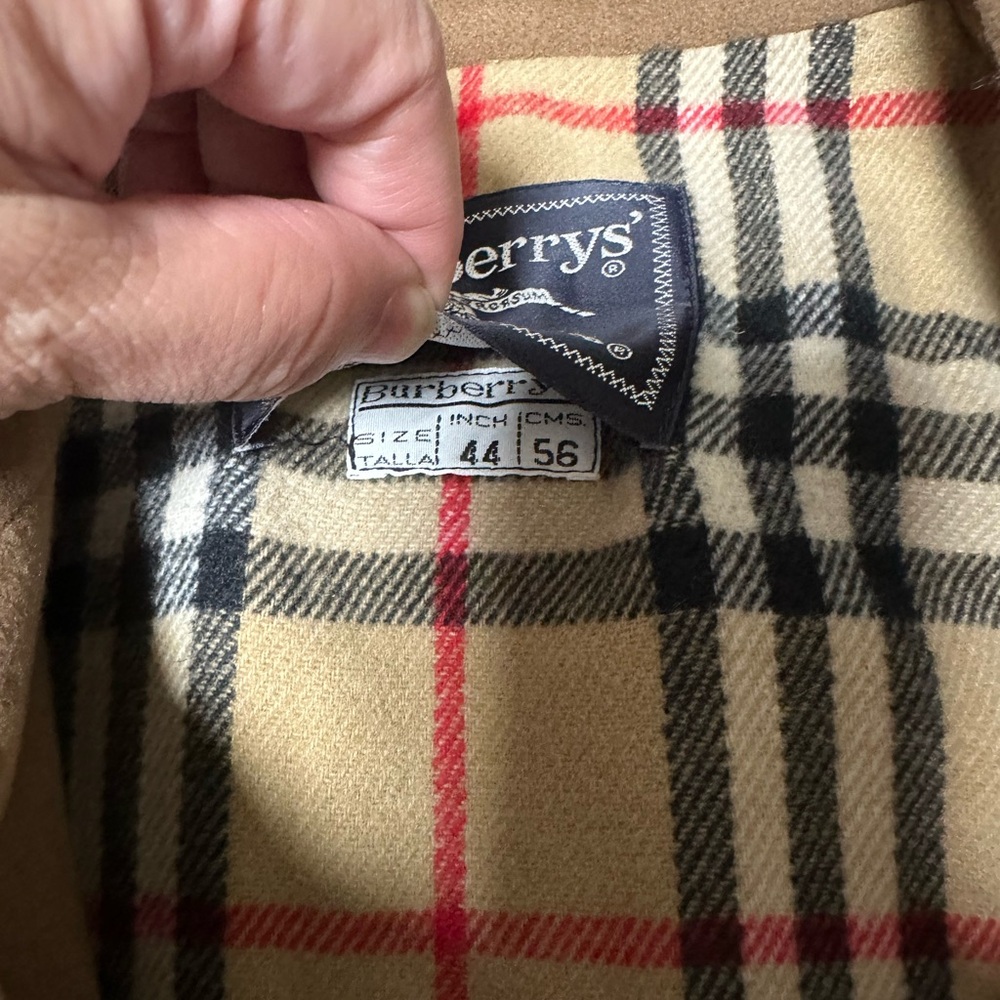 Burberry’s Coat - Picture 6 of 12